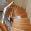 Первые ступени лестницы выполнены с небольшим пригласительным радиусом